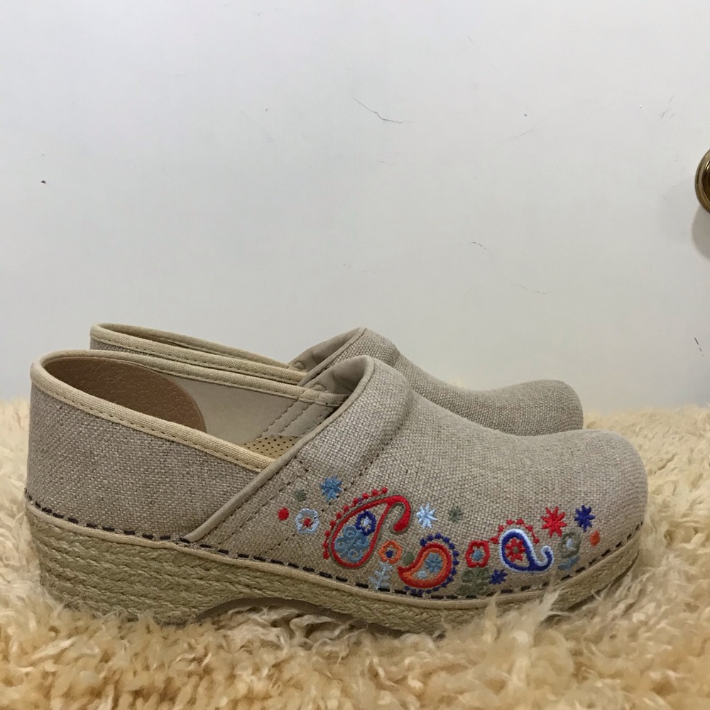 Dansko vegan embroidered clogs shoes size 8 8.5